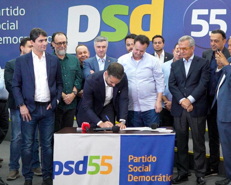 2025.05.30 Eduardo-Leite-assina-ficha-de-filiacao-Mauricio-Tonetto-Divulgacao-768x614