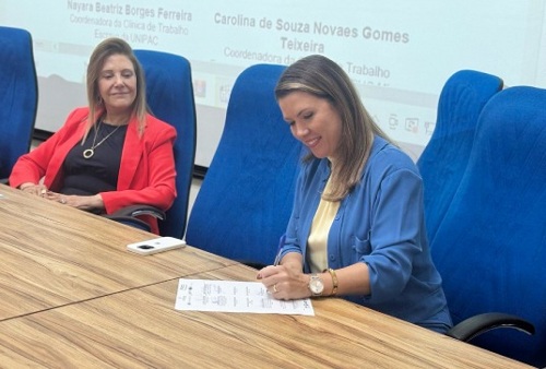 2025.06.02 Elisa-assina-a-carta.-Divulgacao-Prefeitura-de-Uberaba